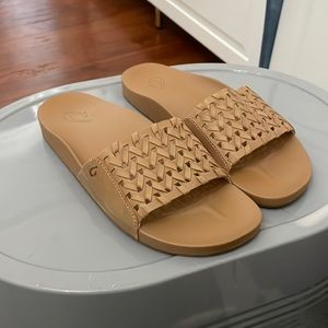 Olukai Kamola Size 9 Like New